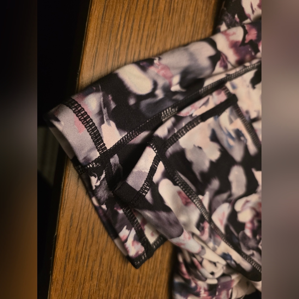 GAIAM Artistic Patterned Top with Dark Hues Sz. Medium - Picture 6 of 8
